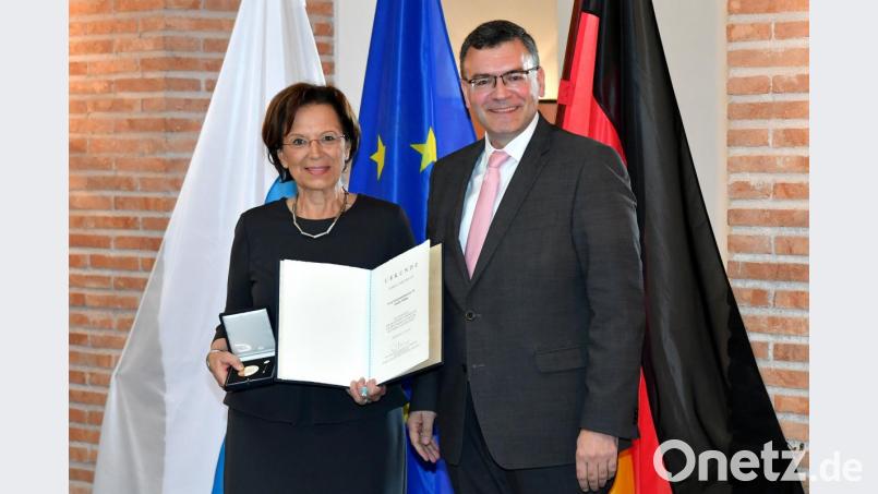Europaminister Florian Herrmann ehrt seine Vorgängerin Emilia Müller mit der bayerischen Europa-Medaille. Bild:  Bayerische Staatskanzlei/Rolf Poss
