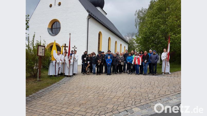 Die Thurndorfer Bittgänger und die Ministranten werden von den Bläsern der Feuerwehrkapelle Thurndorf musikalisch begleitet. Bild: hzi