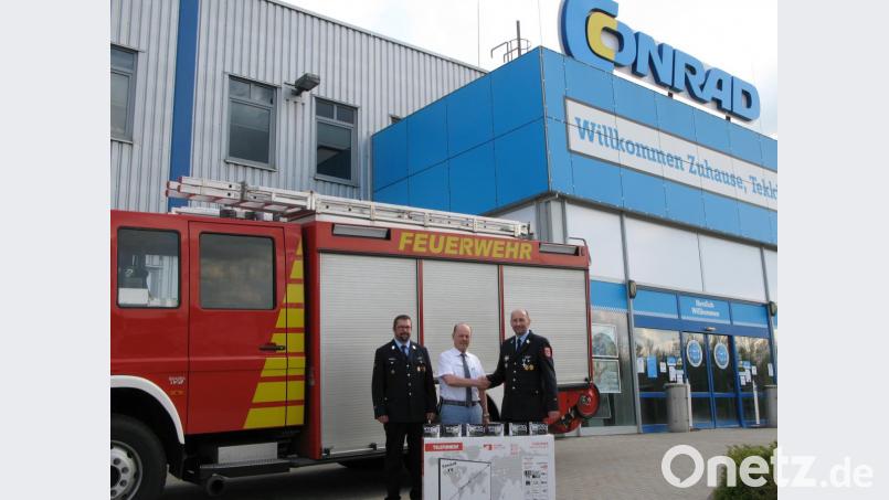 Kommandant Christian Demleitner (rechts) und sein Stellvertreter Thomas Schwarz (links) bedankten sich im Namen der Feuerwehr Oberköblitz für die großzügige Sachspende beim Roland Riedlbauer, dem Leiter der Wernberger Conrad Filiale . Bild: slh