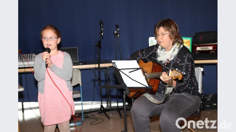Von Musik-Koordinatorin Sabine Weiß (rechts) gab es für die Gesangsbeiträge der Kinder teilweise noch instrumentale Unterstützung – wie hier für Rosalie Meier aus der zweiten Klasse. Bild: ads