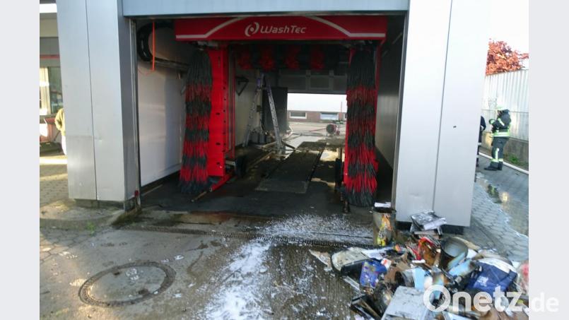 Vom Raum mit der Steuerungstechnik für die Waschanlage dringen die Flammen über eine Zwischendecke in den Büro- und Verkaufstrakt über. Bild: Dobmeier