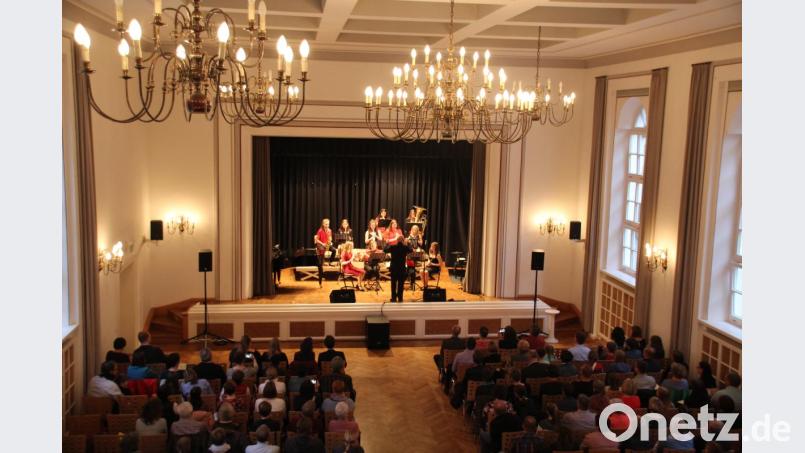 Gleich zwei Mal gab es an diesem Wochenende ein musikalisches Frühlingserwachen bei den Dr.-Johanna-Decker-Schulen in Amberg. Freitag und Sonntag begeisterten die Schülerinnen mit ihren musikalischen Werken Eltern, Lehrer, Mitschüler und Freunde. Bild: kmo