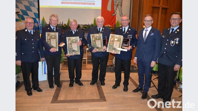 Verdiente Mitglieder wurden für jahrzehntelange Zugehörigkeit geehrt und neue Ehrenmitglieder ernannt. Im Bild (von links) Vorsitzender Dr. Wolfgang Fortelny, Ehrenmitglied Robert Treml, Siegfried Pfohl und Max Probst – beide gehören der Wehr seit 63 Jahren an – Ehrenmitglied Hermann Müller, Bürgermeister Bernd Sommer und Kommandant Tobias Tippmann. Bild: jr