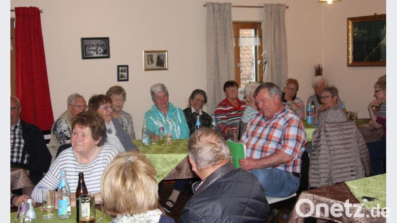 "Wenn's mal wieder passt, komme ich gerne wieder", versprach Autor Werner Robl (rechts) den Falkenberger Senioren, die um eine Wiederholung baten. Bild: exb