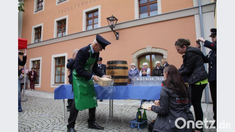 Festleiter Audi Lurbiecki zapfte das erste Fass Bier mit nur wenigen Spritzern an. Bild: frd