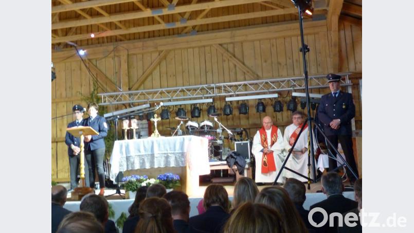 Feuerwehrfrau Renate Götz trägt die Lesung vor und betet die Fürbitten. Bild: sl