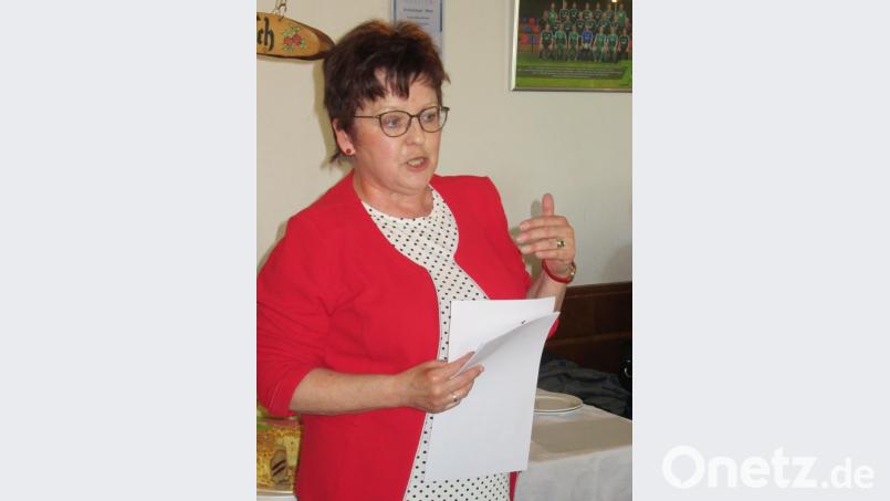 Bezirks- und Kreisrätin Brigitte Scharf informierte die vielen Zuhörer beim Politischen Kaffeeklatsch des AsF-Ortsvereins Reuth über Neuerungen im Sozialwesen. Bild: ang