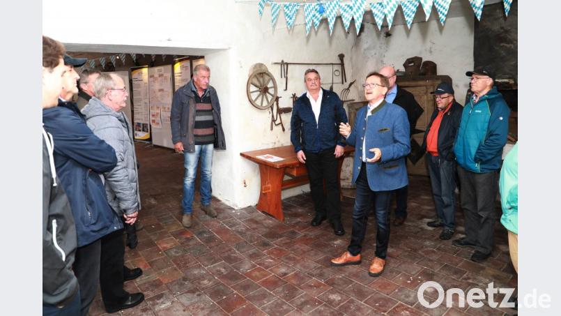 Einen Überblick über die Maßnahmen im Rahmen des Städtebaus gaben Bürgermeister Hans Donko (vierter von rechts) und Bauamtsleiter Dieter Döppl (fünfter von rechts). Bild: njn