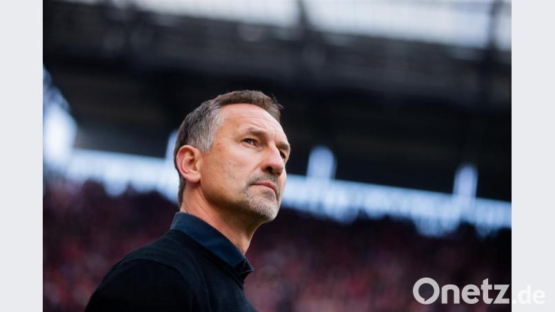 Achim Beierlorzer steht im Stadion. Bild: Rolf Vennenbernd