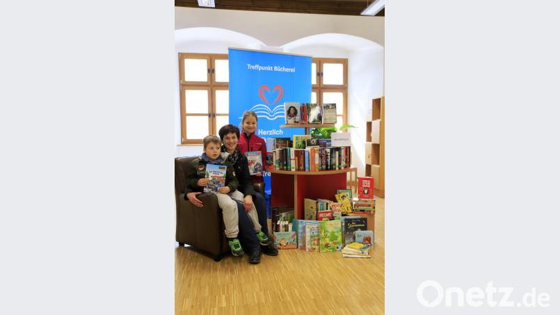 Über die zahlreichen Neuheiten in der Stadtbücherei freuen sich auch Stephanie Brunner mit den Kindern Theresa und Felix. Bild: exb/Kurt F. Stangl