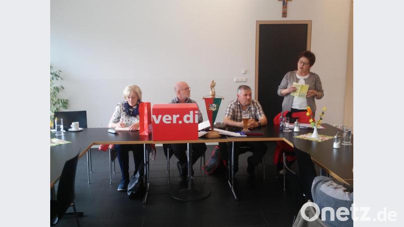 Bezirksrätin Brigitte Scharf referiert zu den sozialen Aufgaben des Bezirks und zur Respektrente. Bild: exb
