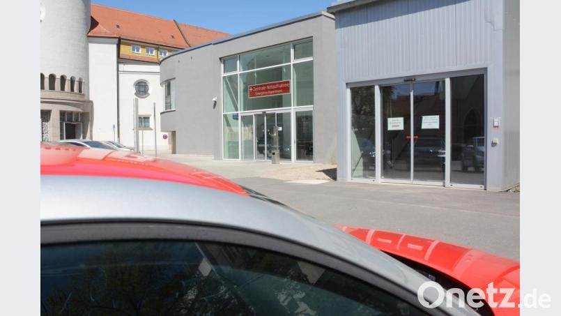 Eigentlich sollten die Patienten bequem und schnell die Bereitschaftspraxis im Klinikum Weiden über einen eigenen Zugang (rechts) neben der neuen Notaufnahme in der Söllnerstraße erreichen. Doch brandschutztechnische Gründe lassen dies an dem neuen Gebäude nicht zu. Bild: Gabi Schönberger