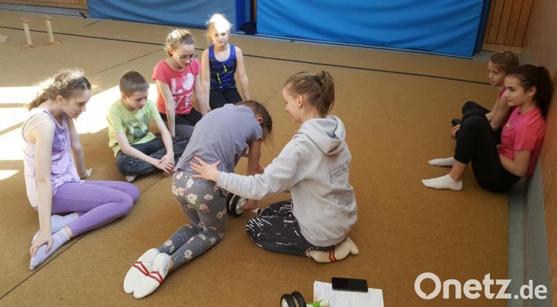 FSJ-lerin Barbara Englhart unterstütz die richtige Körperhaltung bei verschiedenen Übungen, und zeigt den interessierten Kindern, worauf sie achten müssen. &quot;Die Arbeit mit den Kindern macht sehr viel Spaß&quot;, gibt sie zu. Bild: myd