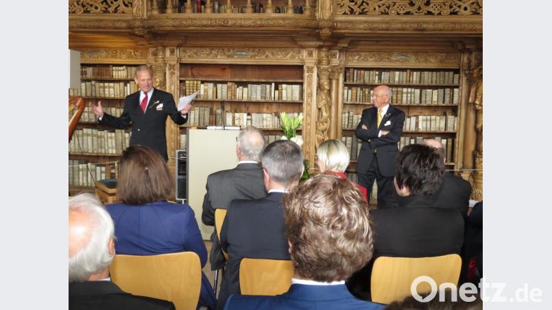 Bertold von Lindenfels und Klaus Kupke (v. li.9 ließen im schönen Bibliothekssaal die vergangenen 25 Jahre Revue passieren. Auch die Gründungsveranstaltung hat dort stattgefunden. Bild: ubb