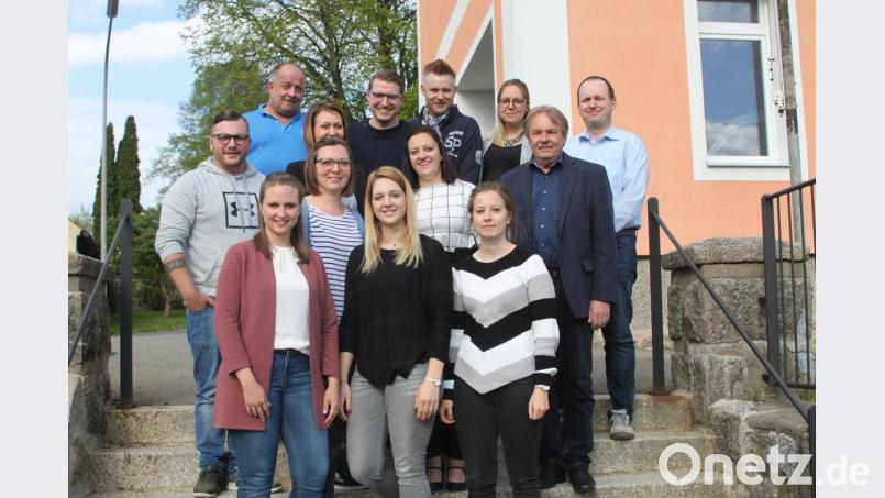 Die Spitze des AWO-Ortsjugendwerks um Vorsitzende Katja Stessmann (Zweite Reihe, zweite von rechts; daneben ihre Stellvertreterin Lena Zeitler) wird im Amt bestätigt: Bild: wrt