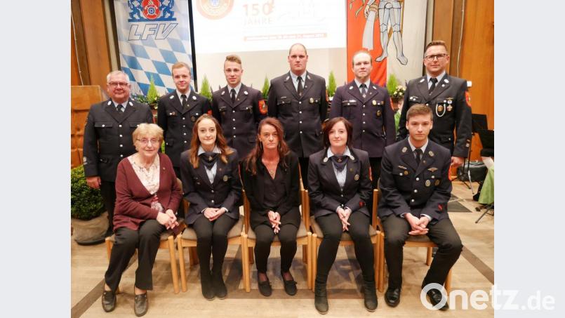 Zehn Jahre Feuerwehr-Mitglied sind diese Frauen und Männer. Auch sie wurden beim Festkommers ausgezeichnet. Bild: flm
