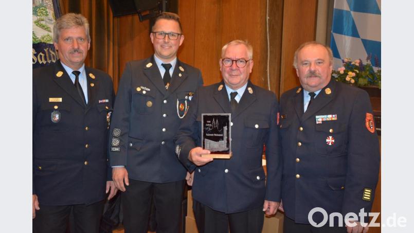 Seit 25 Jahren führt Dr. Wolfgang Fortelny (Zweiter von rechts) die Feuerwehr Waldsassen als Vorsitzender an. Dank dafür zollten Kreisbrandrat Andreas Wührl (rechts), sowie Kreisbrandinspektor Lorenz Müller und Kommandant Tobias Tippmann (von links). Bild: jr
