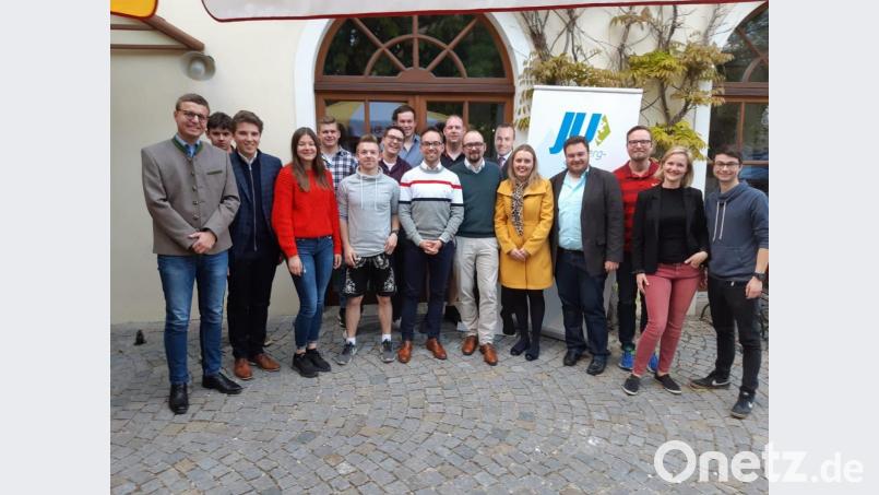 Florian Füger (Neunter von links) ist der neue Kreisvorsitzende der Amberger Jungen Union. Er tritt die Nachfolge von Tobias Neudecker (Vierter von rechts) an, der dem Vorstand als einer von vier Stellvertretern aber erhalten bleibt. Das Foto zeigt die komplette Führungsmannschaft und eine lebensgroße Pappfigur von Manfred Weber (Sechster von rechts), dem Spitzenkandidaten der CSU bei den bevorstehenden Europawahlen. Bild: tne