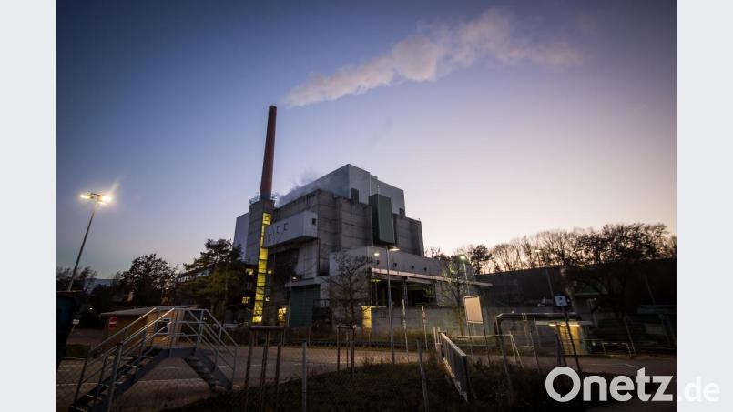 Baden-Württemberg, Göppingen: Dampf steigt aus dem Schornstein des Müllheizkraftwerks. Bild: Christoph Schmidt/dpa
