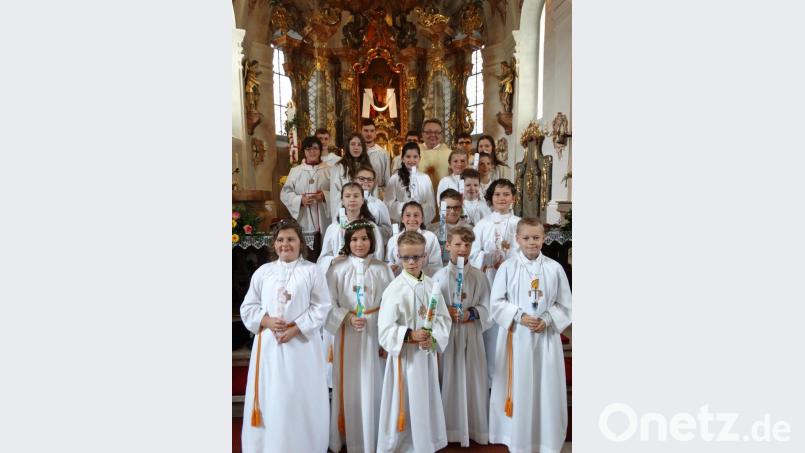 Die Erstkommunionkinder der Pfarrei Pullenreuth mit Pfarrer Josef Waleszczuk. Bild: twg