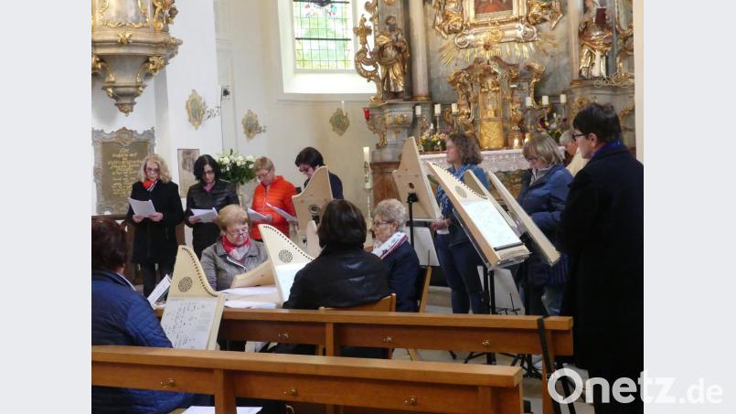 Der Katholische Frauenbund und zahlreiche Gläubige feiern eine Maiandacht in der Maria-Hilf-Bergkirche. Bild: rn