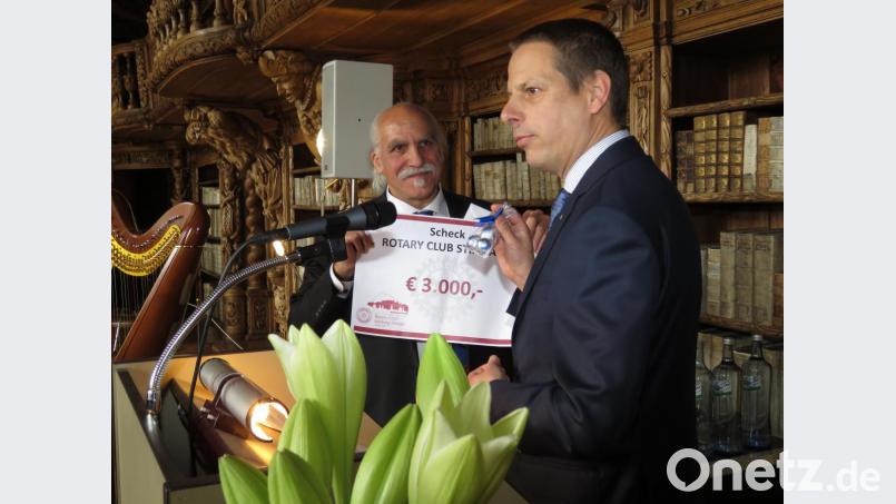 Christian Oberndorfer vom RC Sazlburg-Altstadt verblüffte Jeff Beer (v. re.) mit einem Schec k in Höhe von sage und schreibe 3000 Euro für neue Sozialprojekte des RC Stiftland. Bild: ubb