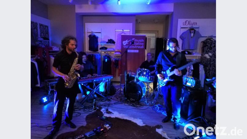 Die Bayreuther Band Worb ist zu Gast im TSzwo. Die Musiker überzeugen das Publikum von &quot;Live im Laden&quot; mit &quot;Live-Elektro&quot;. Bild: ens