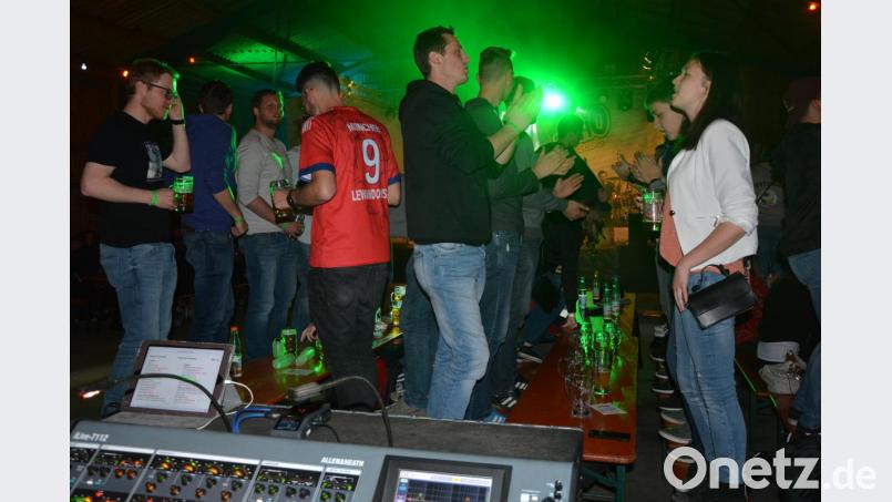 Die Besucher in der Festhalle gingen von Beginn an mit und standen zumeist auf den Bänken. Bild: jr