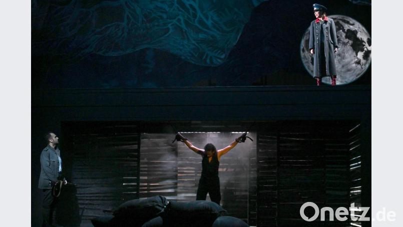 Kriegerische Atmosphäre herrscht in Matthias Reichwalds „Freischütz“-Inszenierung am Theater Regensburg: Der Jägerbursche Max (Deniz Yilmaz), der Jägerbursche Kaspar (Seymur Karimov) und der Schwarze Jäger Samiel (Andine Pfrepper) in der Wolfsschlucht. Bild: Juliane Zitzlsperger