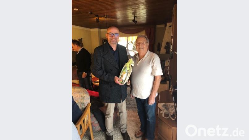 Heinz Herrmann (rechts) feierte seinen 80. Geburtstag. Bürgermeister Maximilian Beer überbrachte die Glückwünsche der Gemeinde. Bild: mad