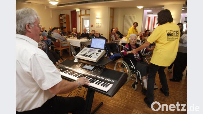 Josef Schediwi spielte bei der Muttertagsfeier. Bild: Hirsch