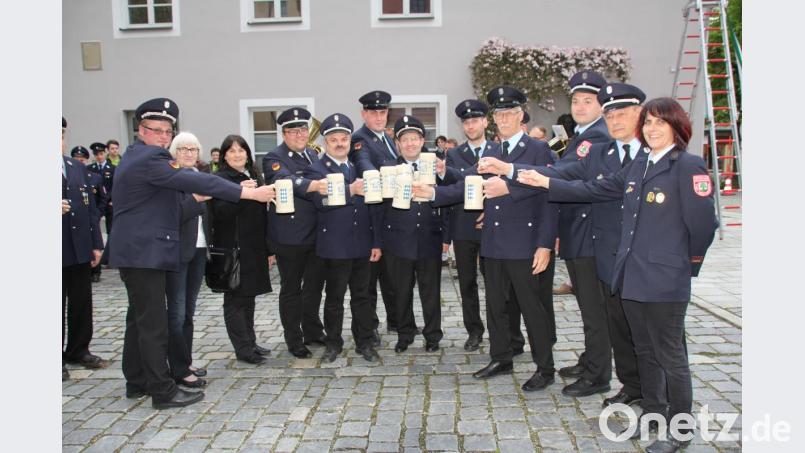 Die Verantwortlichen der Feuerwehr Gaisthal machten beim Patenbitten jeden Spaß mit und „inhalierten“ in Sonderbekleidung, unterstützt von ihren Kameraden, ein Fässchen Bier. Von links (mit Rock und Perücke): Festleiter Audi Lurbiecki, Vorsitzender Alois Sorgenfrei und zweiter Kommandant Johannes Gillitzer. Bild: frd