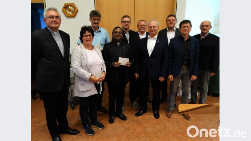 Pfarrgemeinderat und Kirchenchor übergaben beim Pfarrfamilienabend auch Spenden (von links): Diakon Dieter Gerstacker, Kindergartenleiterin Sonja Schnellinger, Ministrantenbetreuer Werner Rieger, Pfarrvikar Hruday Madanu, Norbert Klier, Werner Prechtl, Chorleiter Heinz Krob, Bürgermeister Hans-Martin Schertl, Markus Graf und Hermann Klier. Bild: ct
