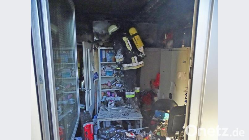 Dichte Rauchschwaden im Bürotrakt erfordern den Einsatz von Atemschutztrupps. Bild: Dobmeier
