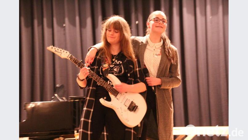 Trotz kurzer Vorbereitungszeit überzeugte die Schulband an diesem Abend Groß und Klein. Bild: kmo