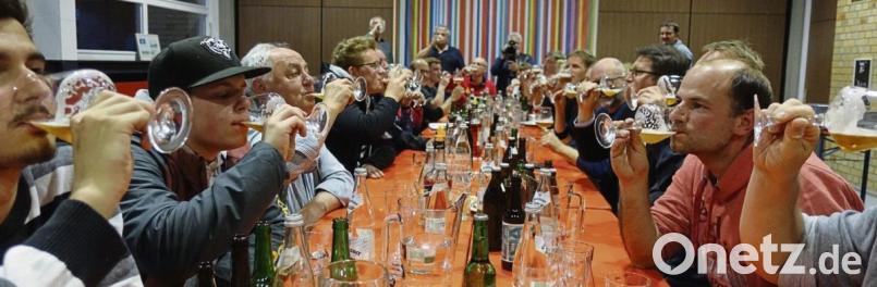 An diesem Abend haben die meisten ihr Bier sicher ganz anders getrunken, als sie das sonst tun. Und natürlich auch ganz anderes Bier. Bild: Wilhelm Koch