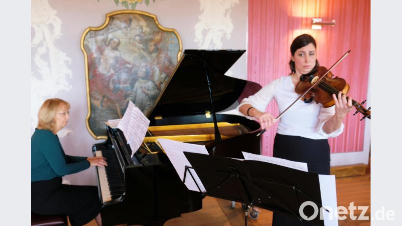 Mit perfektter Koordination und rhythmischen Raffinessen glänzten beim Muttertagskonzert in Speinshart zum Programmthema &quot;Von Spanien nach Lateinamerika&quot; Marina Palmer Wulff am Klavier und Maria Frances Pena (Viola). Bild: do