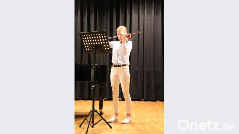 Magdalena Müllers aus der R 9a an der Violine wurde von ihrem Vater am Klavier begleitet. Bild: kmo