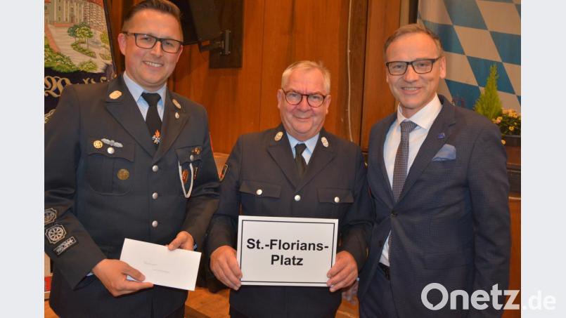 Bürgermeister Bernd Sommer (rechts) überreichte an Vorsitzenden Dr. Fortelny (Mitte) und Kommandant Tobias Tippmann das Schild „St. Florians-Platz“ für den Vorplatz vor dem Feuerwehrgerätehaus. Bild: jr