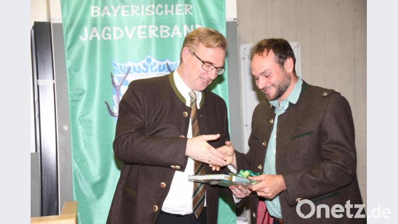 BJV-Kreisvorsitzender Alexander Flierl (links) dankte Forstoberinspektor Fabian Pscheidt, Revierleiter des Amtes für Ernährung, Landwirtschaft und Forsten Schwandorf für seinen informativen Vortrag. Bild: frd