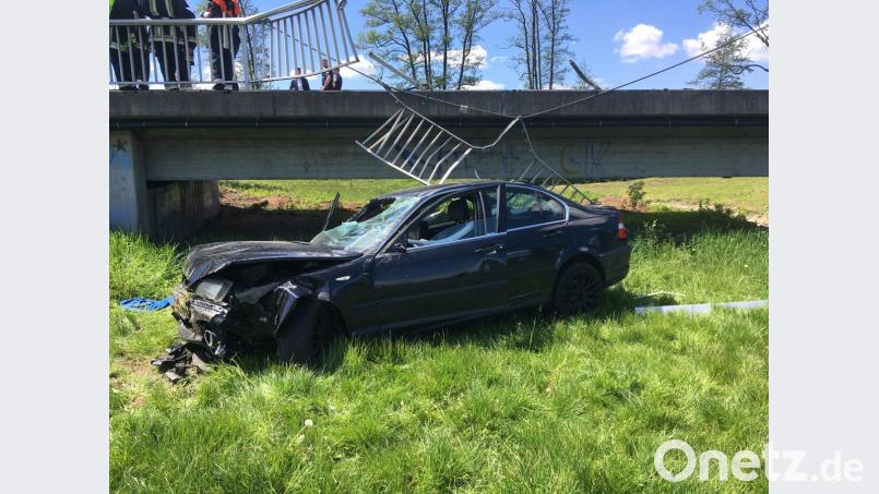 Knapp drei Meter tief stürzte das Auto auf eine Wiese. Bild: Beer