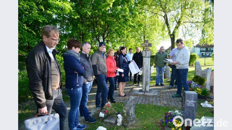Bei den Urnengräbern diskutieren die Marktgemeinderatsmitglieder mit Bürgermeisterin Tanja Schiffmann über die Einhaltung der Vorgaben für die Gestaltung der Grabstätten, insbesondere auch darüber, ob die Mitarbeiter des gemeindlichen Bauhofes über die Pflanzringe hinausragenden Grabschmuck beseitigen sollen. Bild: bey