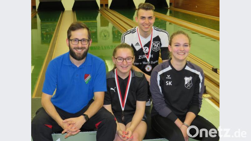 Stolz ist Jugendwart Johannes Sier auf Jana Reifenberger, Sarah Koller(vorne von links) und Stefan Wirth (hinten) über die Qualifikation zu bayrischen Meisterschaft Bild: adj