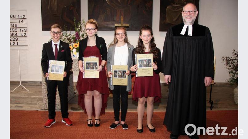 Anton Pietruschka, Celine Groß, Luisa Fladerer und Amanda Korp (von links) feierten am Sonntag Konfirmation. Den Festgottesdienst in der evangelischen Auferstehungskirche gestaltete Pfarrer Martin Schlenk. Bild: wro