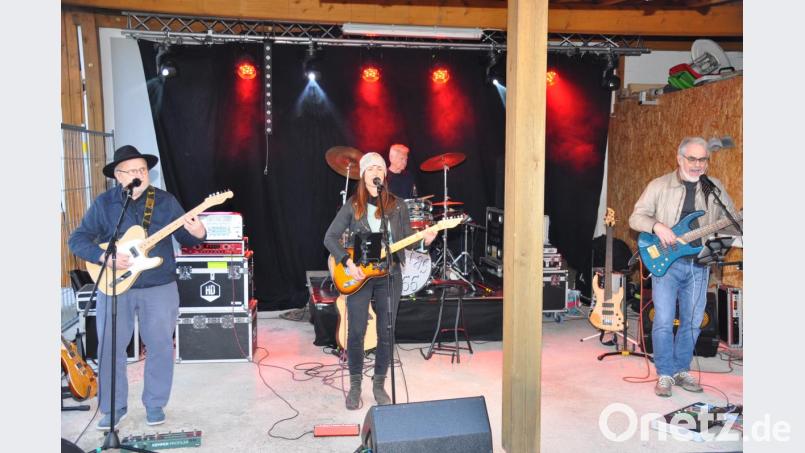 Das Carport von Michael Kühn dient der Oldie-Beat-Rockband Pepitas 66 mit Günter Münch, Nadine Hagelstein, Reinhold „Ringo“ Rabenstein und Klaus Schertl als Bühne. Bild: ak