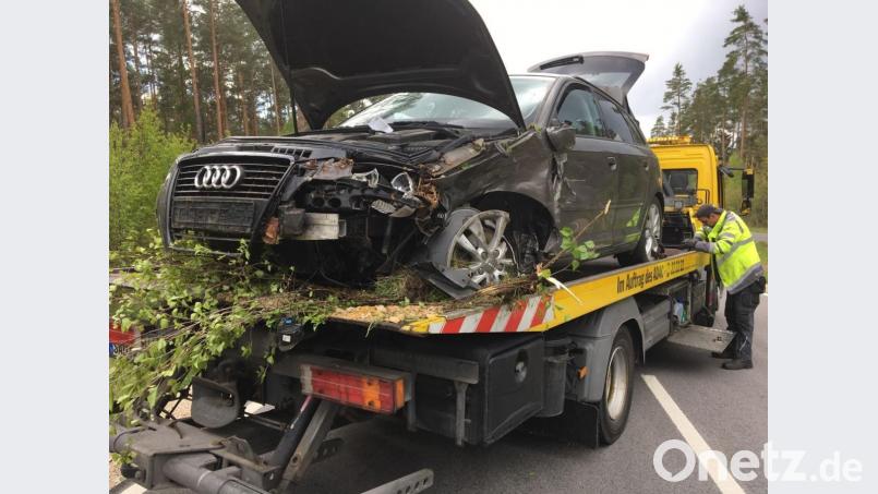 Totalschaden am Audi, einem der beiden beteiligten Unfallfahrzeuge. Er musste abgeschleppt werden. Bild: upl
