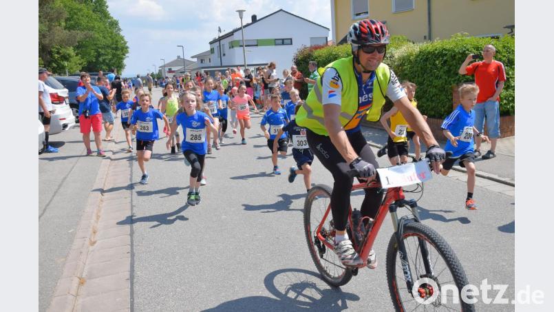 Immer auf der Spur von Peter Schuller – dann ist man auf jeden Fall beim 28. Jedermannslauf in Ebermannsdorf auf dem richtigen Weg. Bild: bö