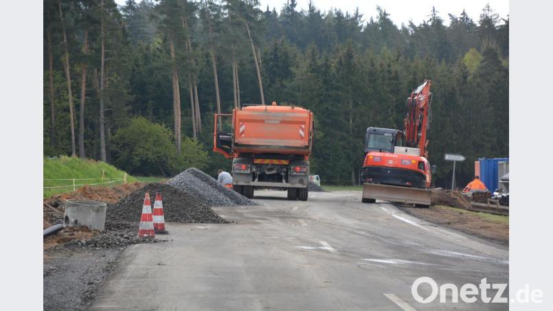 Begonnen haben die Ausbauarbeiten an der TIR 14. Die Strecke zwischen Preisdorf und Pechbrunn ist derzeit komplett gesperrt. Bis Ende Juni sollen die Ausbauarbeiten abgeschlossen sein. Bild: jr