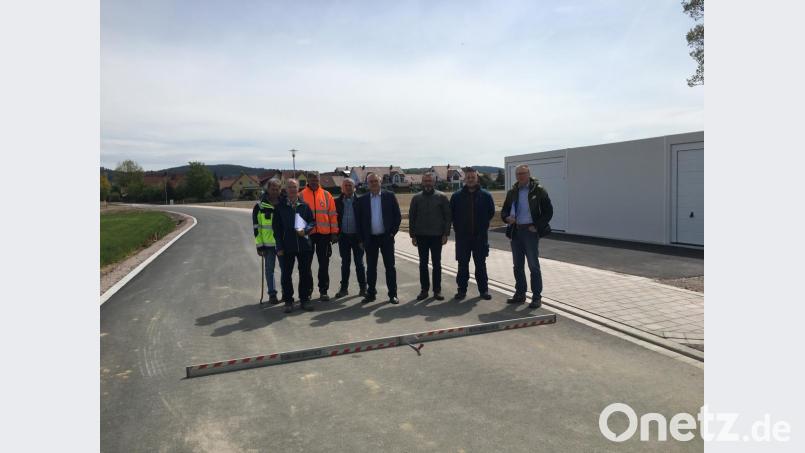 Bürgermeister Richard Tischler (Fünfter von links) bedankte sich bei der Abnahme bei allen beteiligten Firmen und Fachstellen für den reibungslosen Ablauf sowie die termingerechte Fertigstellung. Bild: exb/Firma Markgraf