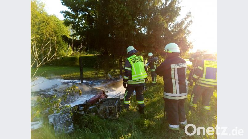 Nur wenig deutet noch darauf hin, was an dieser Stelle vor dem Brand gestanden hat: ein Wohnwagen. Bild: ui